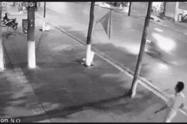 Clip: Chồng chở bồ đi chơi 1/5, vợ đu cửa ô tô ngã suýt mất mạng-5