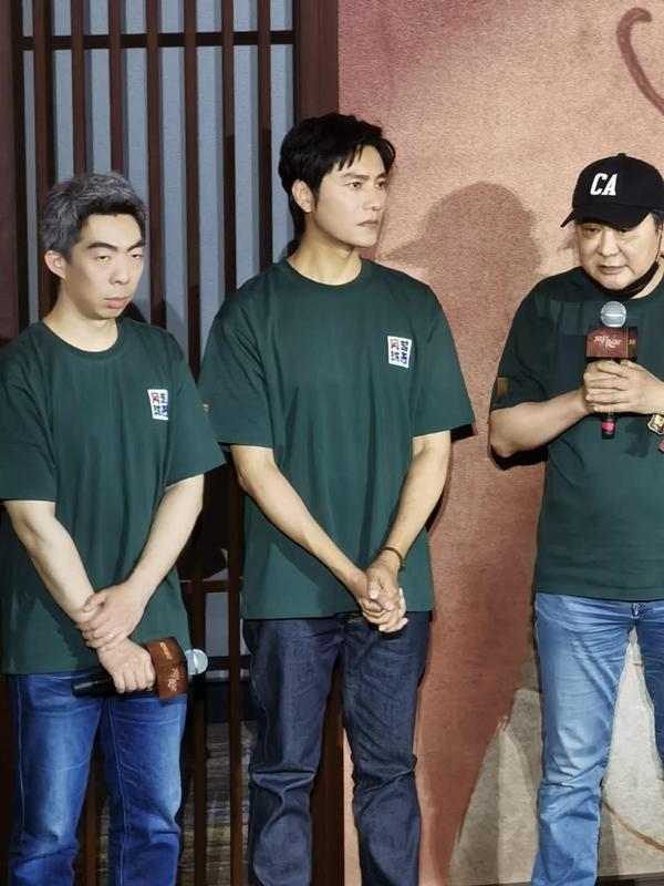 Visual trẻ hú hồn, tài tử U50 bị nhầm là người yêu của... con trai-5