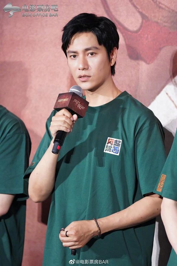 Visual trẻ hú hồn, tài tử U50 bị nhầm là người yêu của... con trai-7