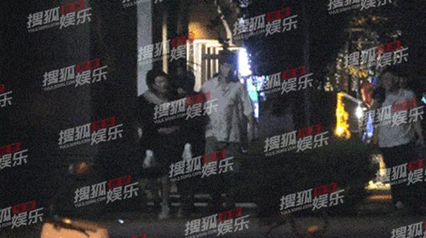 Visual trẻ hú hồn, tài tử U50 bị nhầm là người yêu của... con trai-11