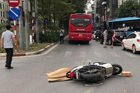 Người phụ nữ đi xe SH tử vong sau va chạm với xe khách 45 chỗ