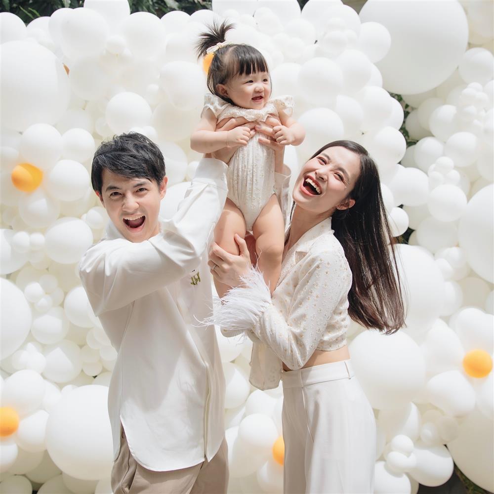 Vợ chồng Đông Nhi cẩu lương ngay trong đám cưới người ta-1