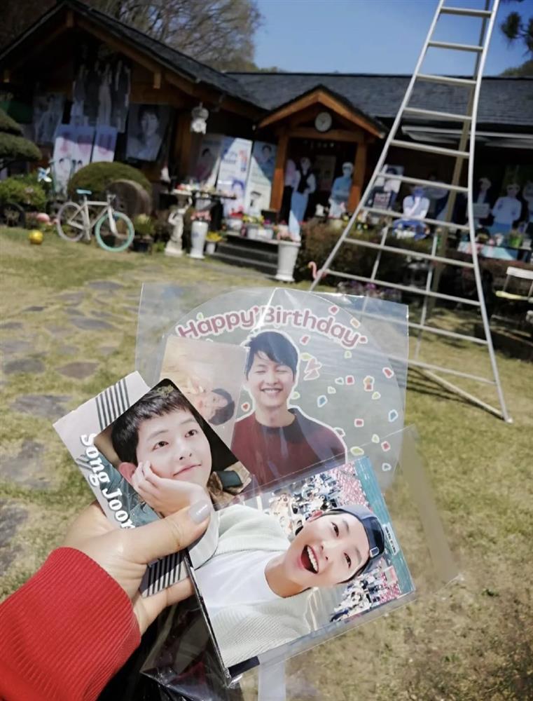 Gia đình Song Joong Ki giữ ảnh dâu cũ Song Hye Kyo trong nhà-2