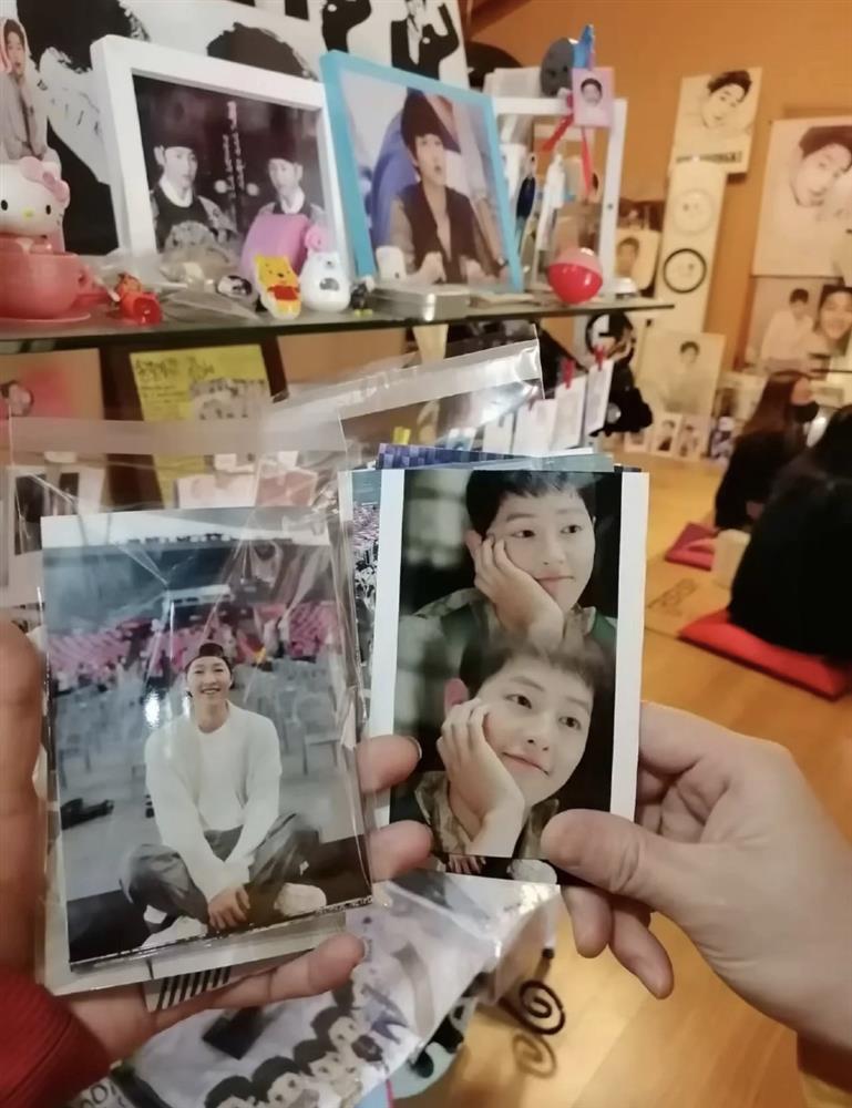Gia đình Song Joong Ki giữ ảnh dâu cũ Song Hye Kyo trong nhà-4