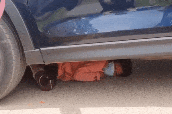 Nữ tài xế kêu cứu trong chiếc ôtô lật ngửa ở TP.HCM-2