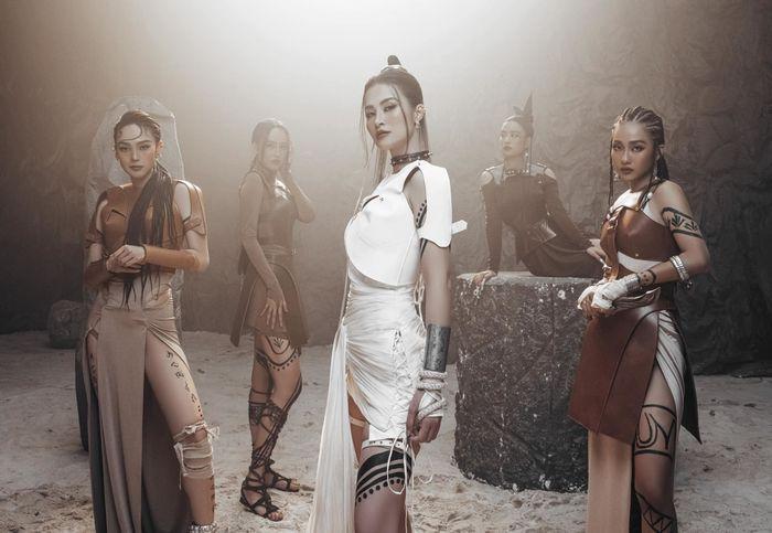 Minh Hằng vật lộn với bộ nail 10cm vì đóng MV cho Đông nhi-2