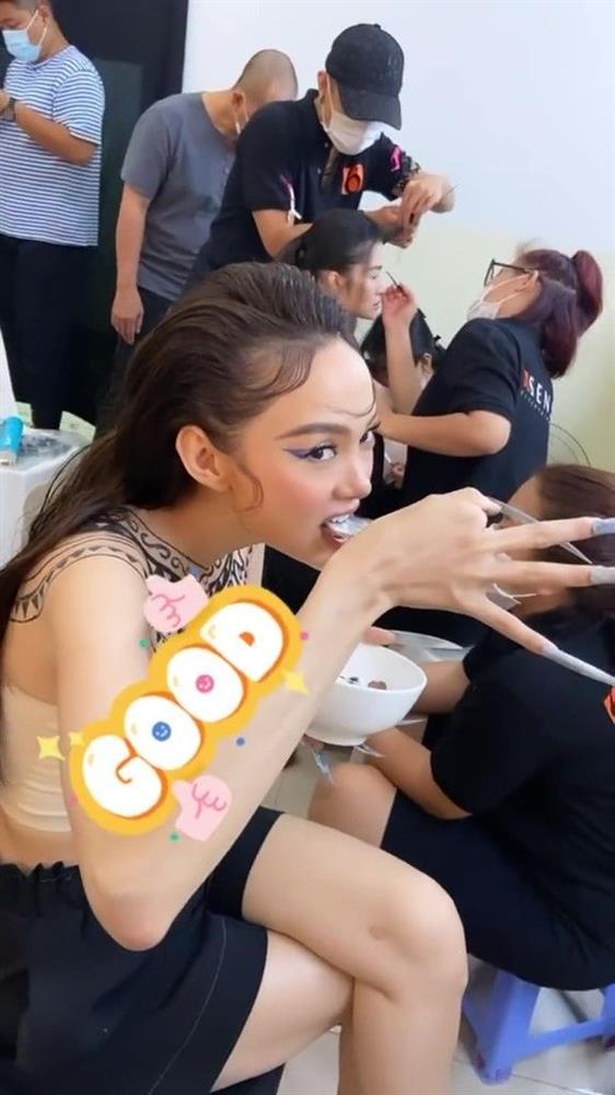 Minh Hằng vật lộn với bộ nail 10cm vì đóng MV cho Đông nhi-6