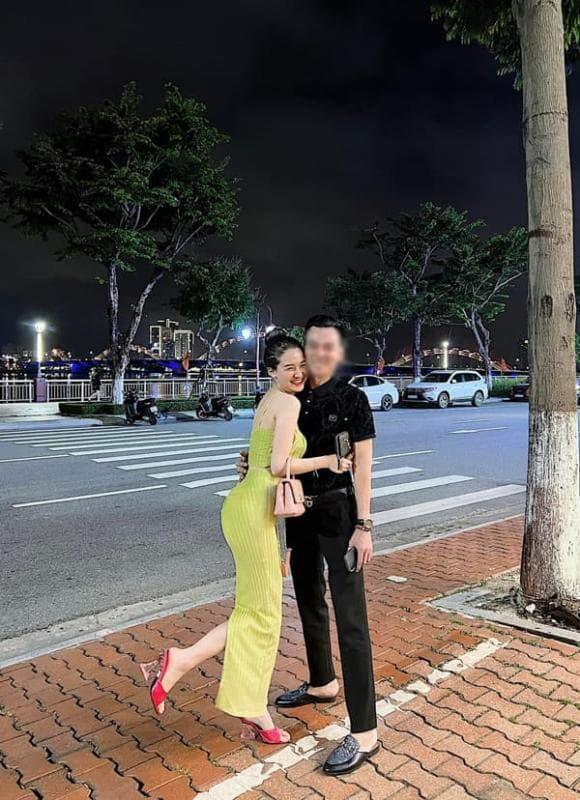 Hot girl Về Nhà Đi Con mặc váy ngắn cũn, khoe ảnh ôm ấp người yêu-2