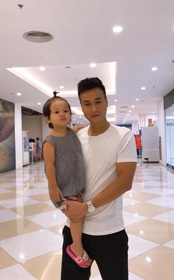 Chàng rể ông trùm Phan Quân Người Phán Xử sống giản dị bên vợ xinh đẹp-4