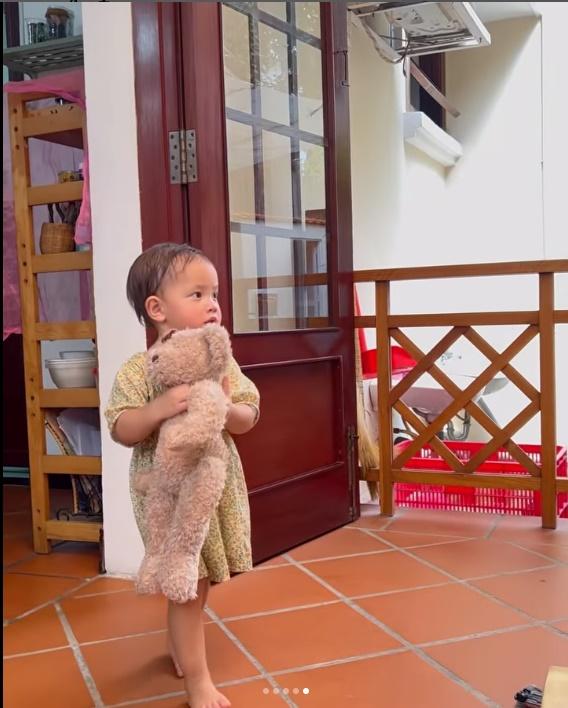 Biểu cảm trái ngược của 2 con Hồ Ngọc Hà ngày đầu tới trường-1