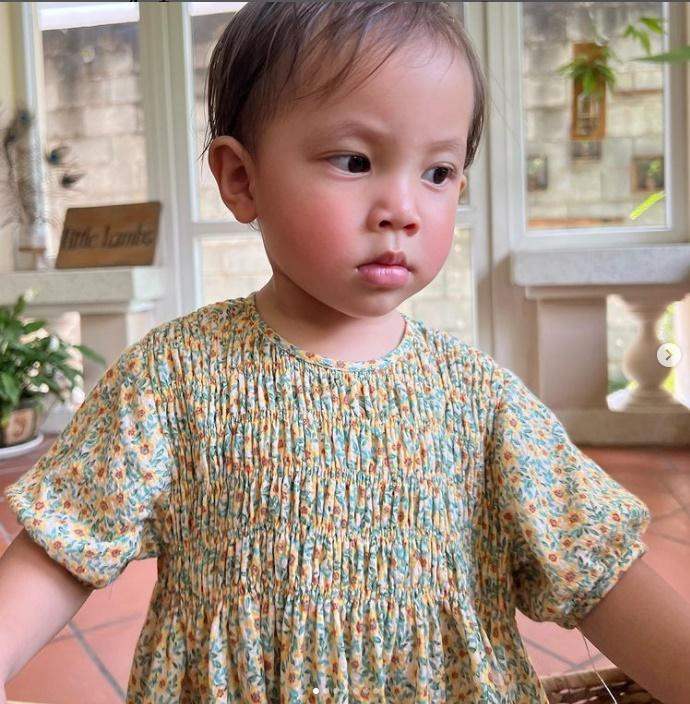 Biểu cảm trái ngược của 2 con Hồ Ngọc Hà ngày đầu tới trường-2