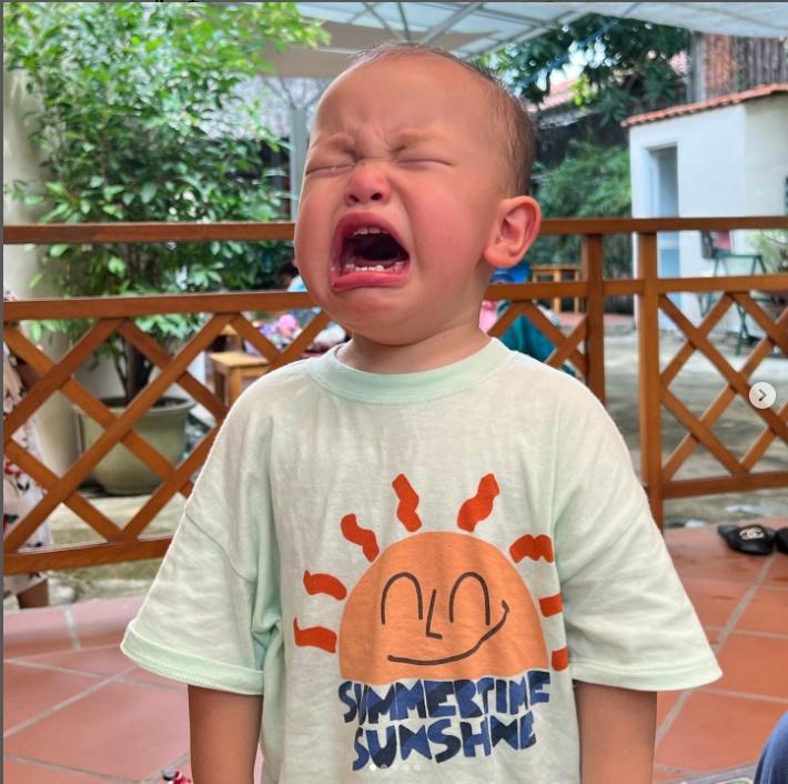 Biểu cảm trái ngược của 2 con Hồ Ngọc Hà ngày đầu tới trường-3