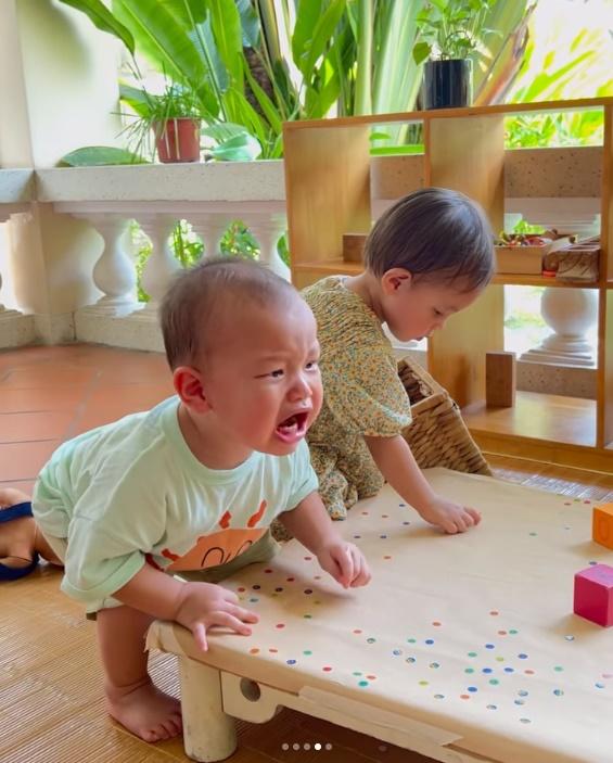 Biểu cảm trái ngược của 2 con Hồ Ngọc Hà ngày đầu tới trường-5