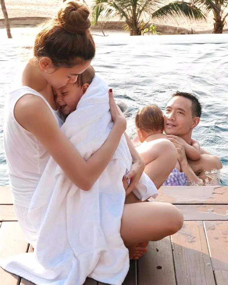 Biểu cảm trái ngược của 2 con Hồ Ngọc Hà ngày đầu tới trường-9