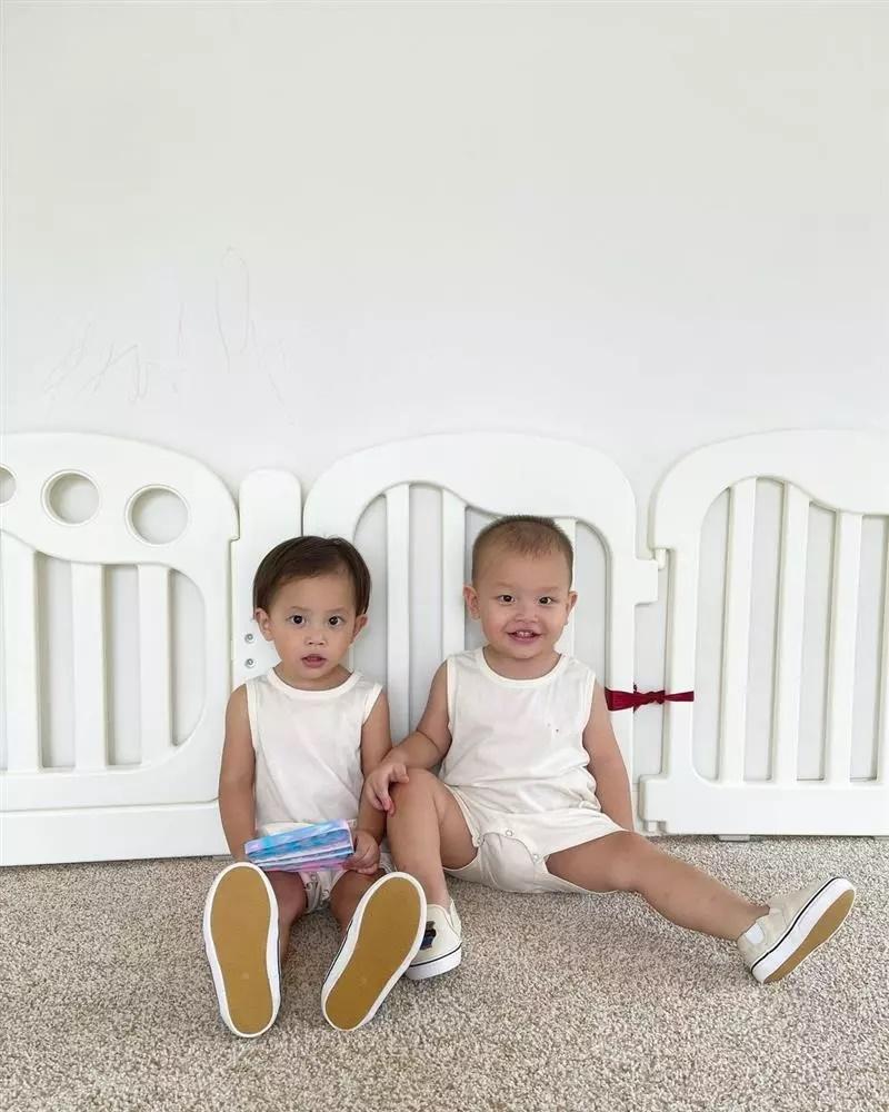 Biểu cảm trái ngược của 2 con Hồ Ngọc Hà ngày đầu tới trường-6