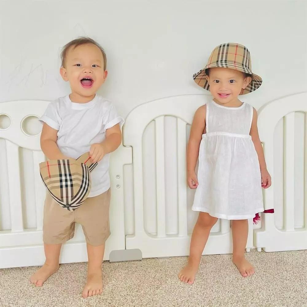 Biểu cảm trái ngược của 2 con Hồ Ngọc Hà ngày đầu tới trường-8