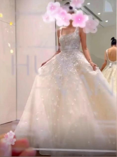 Ngo Thanh Van wears a 600 million wedding dress with Son Ye Jin-3