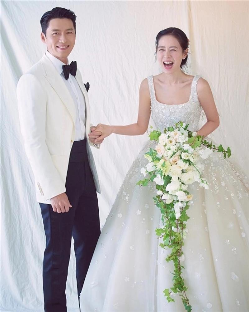 Ngo Thanh Van wears a 600 million wedding dress with Son Ye Jin-5
