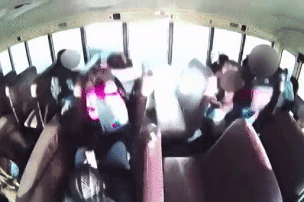 Clip: Xe buýt gặp tai nạn, 23 học sinh 'bay' như trong phim
