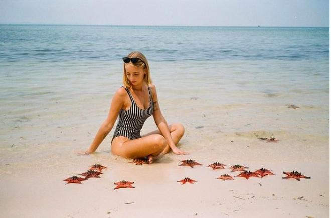 Người đàn ông thản nhiên xếp sao biển lên bờ chụp ảnh ở Phú Quốc-1