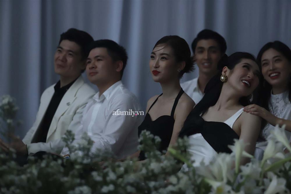 HOT: Đỗ Mỹ Linh xuất hiện công khai bên cậu út nhà bầu Hiển-2