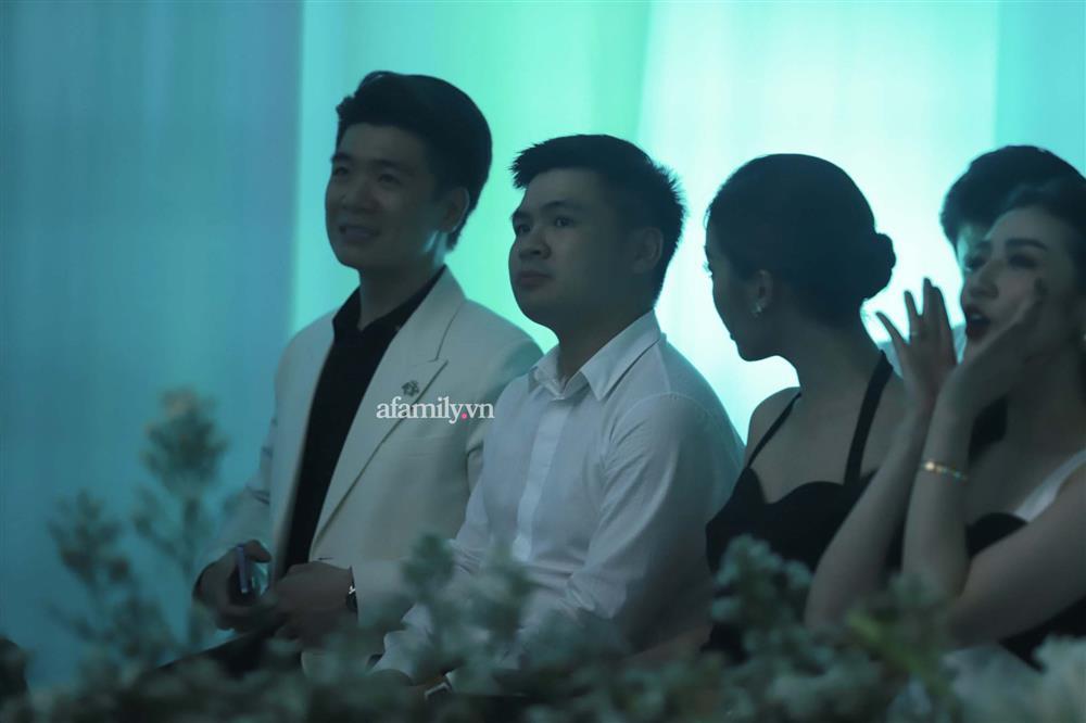 HOT: Đỗ Mỹ Linh xuất hiện công khai bên cậu út nhà bầu Hiển-3