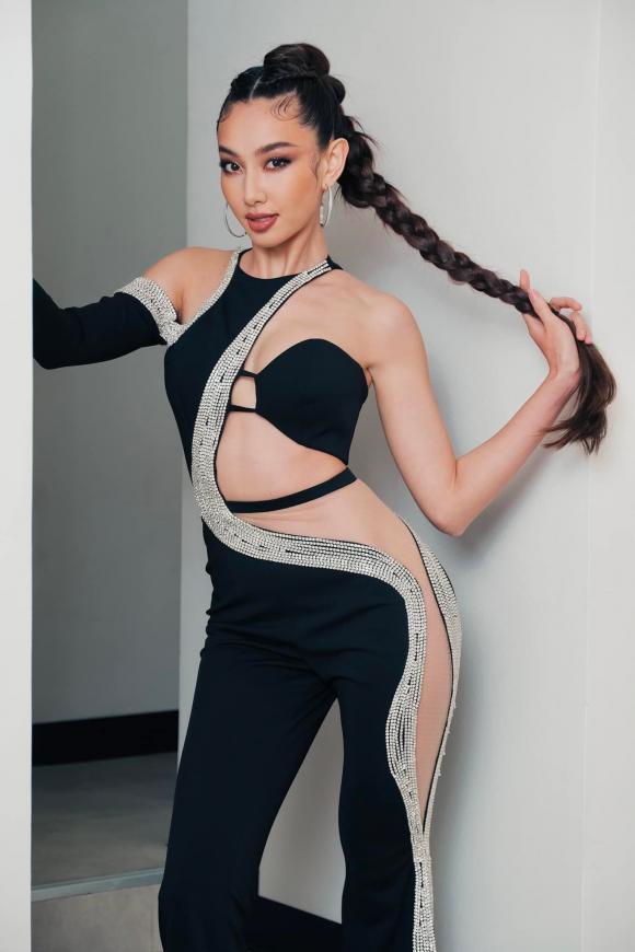 Về lại Thái Lan, Thuỳ Tiên khoe sắc trong bộ trang phục cực táo bạo-2