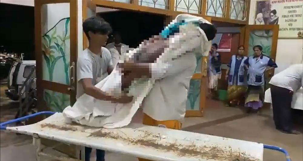 Xót xa cha ôm thi thể con trai, ngồi trên xe máy đi 90km về quê chôn cất-1