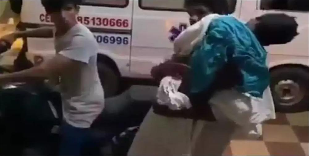 Xót xa cha ôm thi thể con trai, ngồi trên xe máy đi 90km về quê chôn cất-2