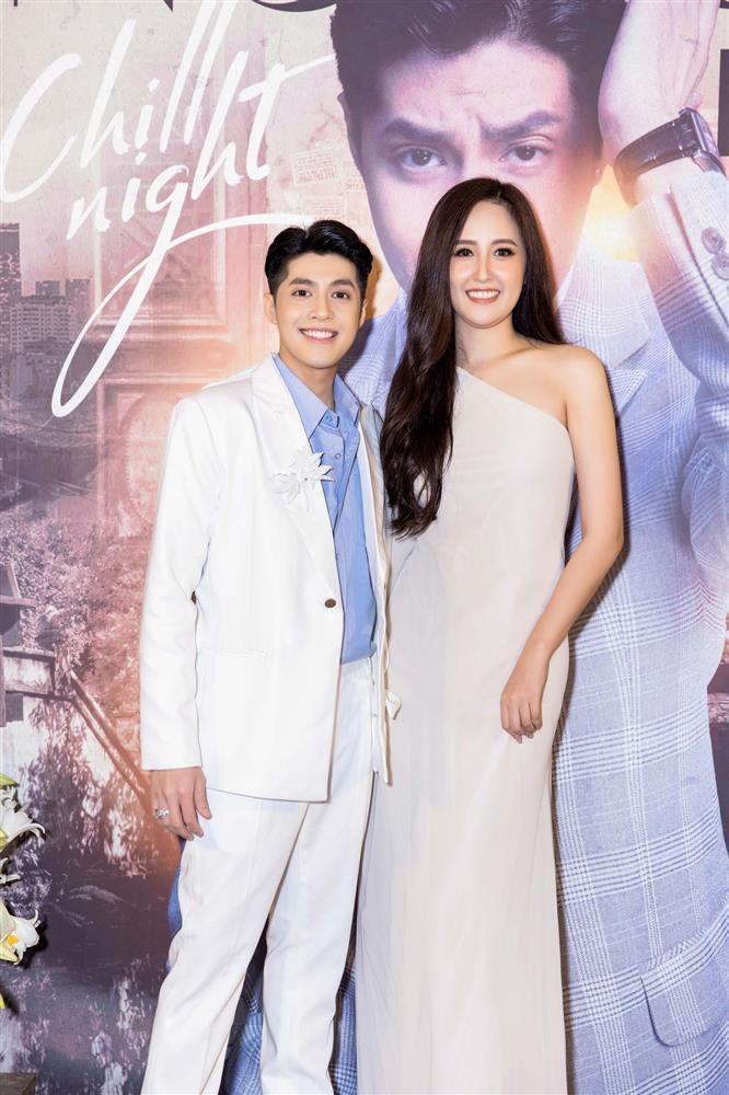 Đỗ Mỹ Linh phá dresscode Noo Phước Thịnh, ảnh cam thường ra sao?-6