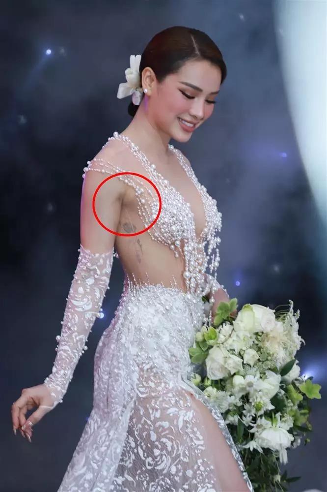 Phương Trinh Jolie tặng lại đồ cưới, nói gì về chiếc váy hở toàn bộ?-5