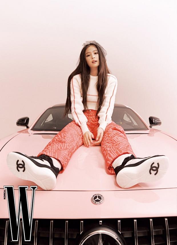 Jennie từng được biết đến “cô gái bí ẩn” của YG Entertainment. Năm 2012, công ty quản lý đã đăng tải hình ảnh của Jennie và nhanh chóng gây bão mạng xã hội và nữ rapper trở thành tâm điểm chú ý. Cộng đồng mạng bắt đầu tìm kiếm thông tin về để tìm ra 