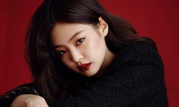 Trước khi ra mắt của BLACKPINK, Jennie đã góp giọng trong các bài hát của các nghệ sĩ nổi tiếng như Lee Hi và G-Dragon. Khi danh tính của Jennie được công bố, cô được biết đến như “vũ khí bí mật của YG” nhờ vẻ ngoài và kỹ năng âm nhạc nổi bật. Nhờ vậy, người hâm mộ đặc biệt hào hứng với màn ra mắt cùng BLACKPINK của Jennie.