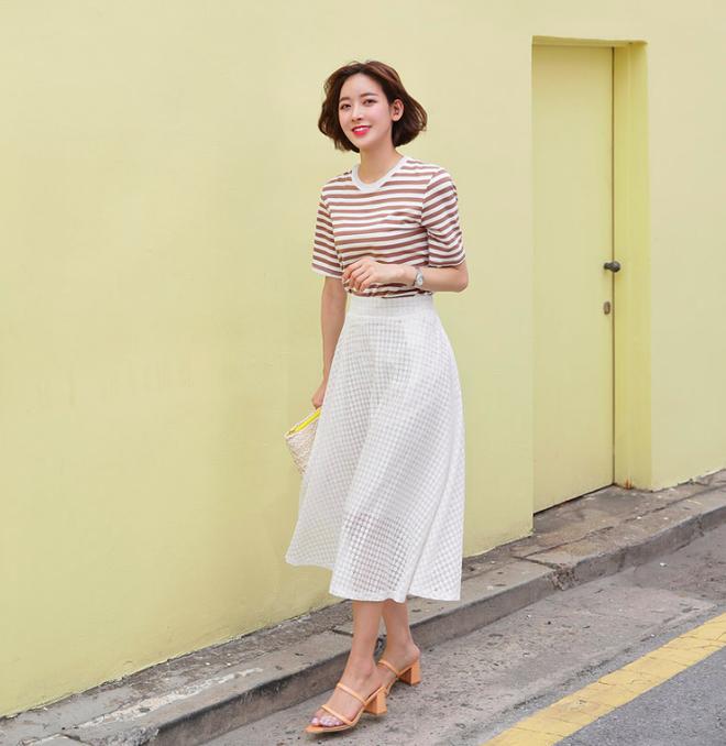 Various styles of mixing clothes with standard summer midi skirts-3
