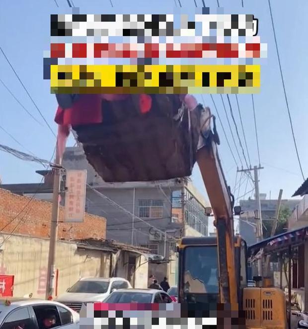 Chú rể bị trói vào máy xúc rồi tung lên suýt chạm dây điện cao thế-1