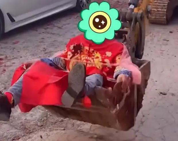 Chú rể bị trói vào máy xúc rồi tung lên suýt chạm dây điện cao thế-2