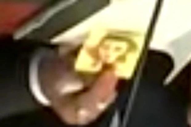 Clip Johnny Depp vẽ một phụ nữ trong phòng xử án gây sốt-2