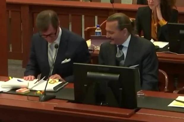 Clip Johnny Depp vẽ một phụ nữ trong phòng xử án gây sốt-3