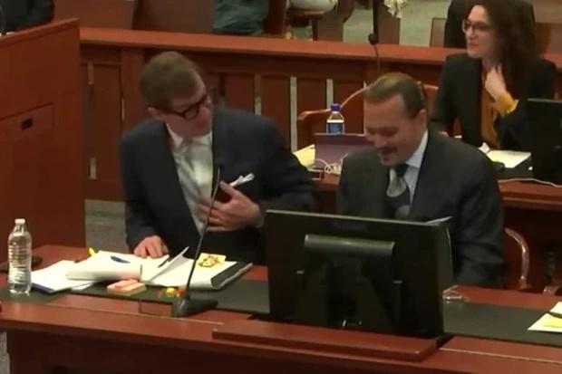 Johnny Depp's clip drawing a woman in the courtroom causes fever-4