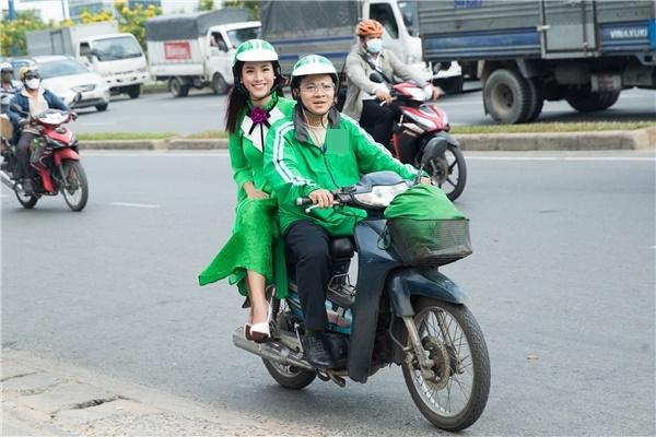 Hoàng Oanh là mỹ nhân có lối sống tối giản trong Vbiz. Cô thường xuyên bị bắt gặp sử dụng xe ôm công nghệ đi sự kiện.