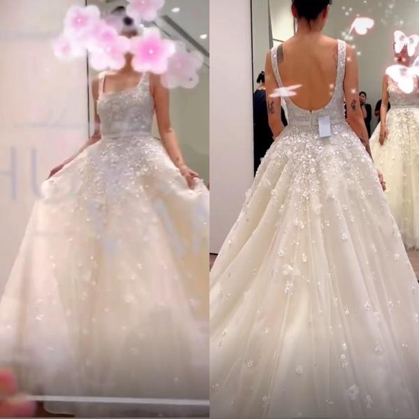 Xu hướng váy cưới 2022: Váy cưới satin trơn cho các nàng dâu hiện đại