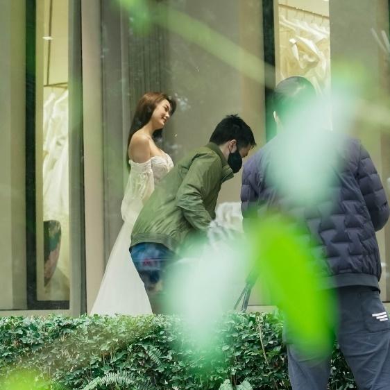 Hot không kém ảnh cưới là khoảnh khắc thử váy của sao Việt-3