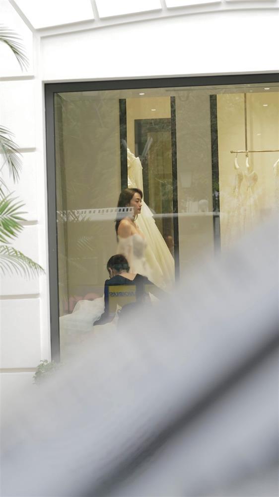 Hot không kém ảnh cưới là khoảnh khắc thử váy của sao Việt-4