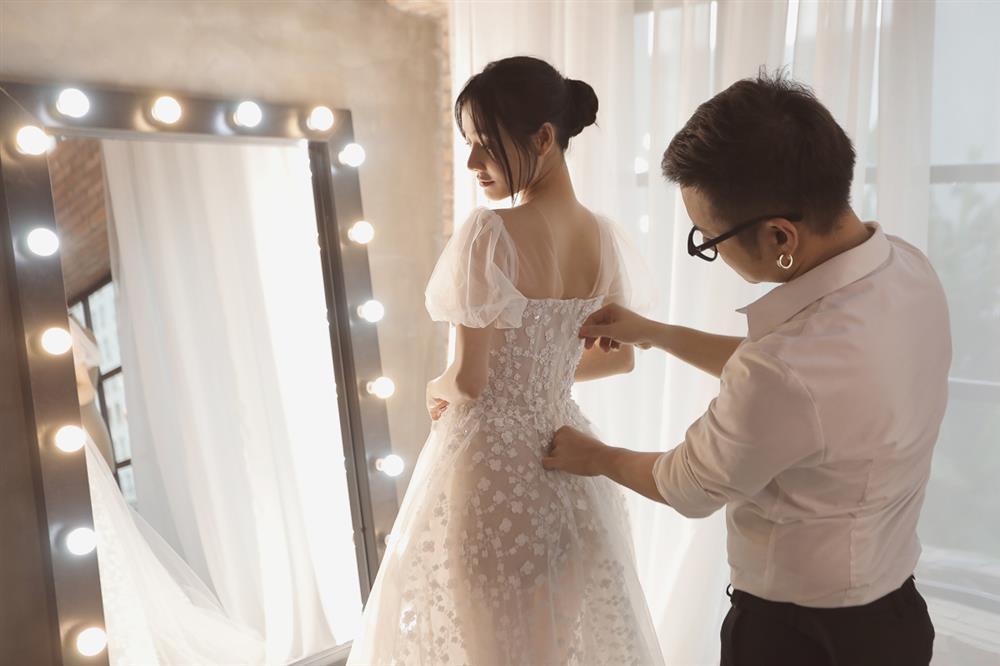 Hot không kém ảnh cưới là khoảnh khắc thử váy của sao Việt-8
