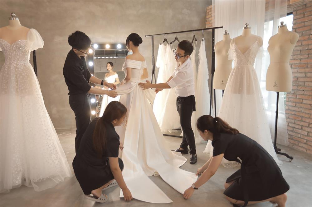 Hot không kém ảnh cưới là khoảnh khắc thử váy của sao Việt-9