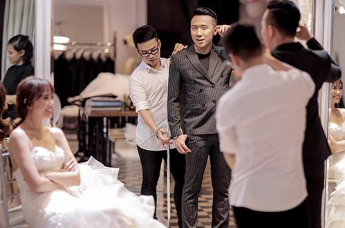 Hot không kém ảnh cưới là khoảnh khắc thử váy của sao Việt-11