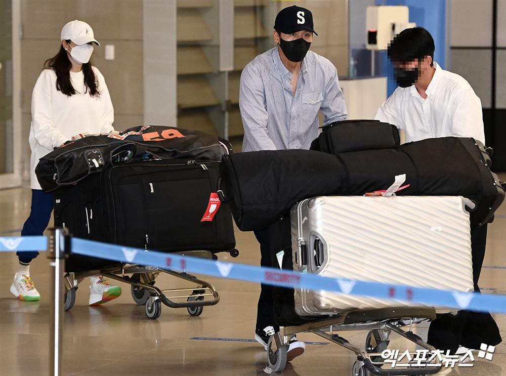 Hyun Bin - Son Ye Jin ôm nhau cực tình ngày về Hàn Quốc-1