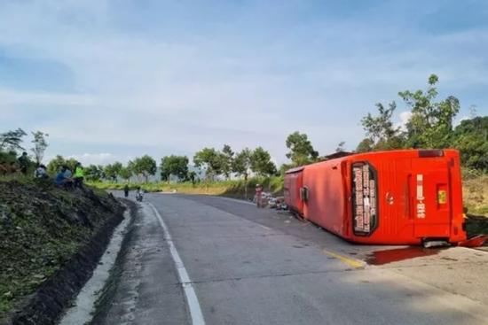 Hàng chục người la hét hoảng loạn trong xe khách lật ở Quảng Nam