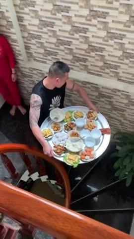 Cảnh bê mâm cơm khiến nhiều dân mạng phải toát mồ hôi hột-1