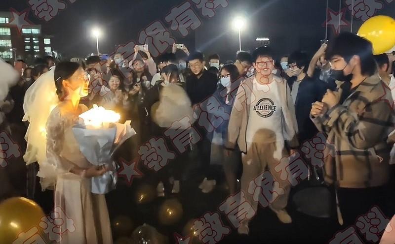 Nữ sinh đại học mặc váy cưới đến tỏ tình với bạn trai-2